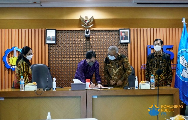 Pendiri dan Ketua Yayasan IDS College Andi Surya Boediman (dua dari kiri) dan Wakil Rektor I ITS Prof Dr Ir Adi Soeprijanto MT (dua dari kanan) saat menandatangani kontrak perjanjian kerja sama.