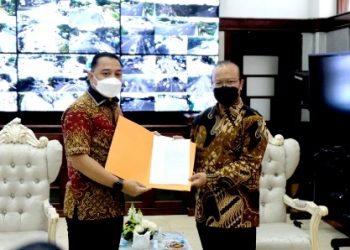 Wali Kota Surabaya Eri Cahyadi memberikan surat keputusan (SK) pengangkatan direktur utama Perusahaan Daerah Rumah Potong Hewan kepada Fajar Arifianto Isnugroho.