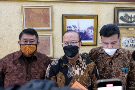 Direktur Utama Perusahaan Daerah Rumah Potong Hewan (PD RPH) Fajar Arifianto Isnugroho (tengah) memberikan keterangan kepada awak media massa.