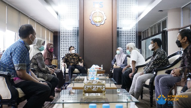 Pertemuan antara jajaran pimpinan ITS bersama UNU NTB di ruang rektor ITS.