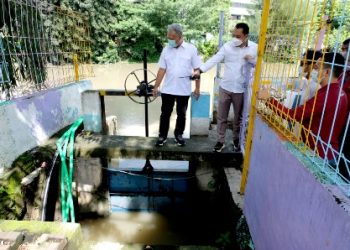 Wali Kota Surabaya Eri Cahyadi melakukan sidak ke pintu air di kawasan Surabaya pusat.