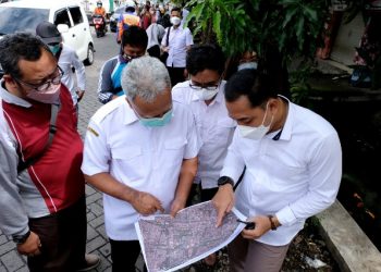 Wali Kota Surabaya Eri Cahyadi melakukan koordinasi di lapangan dengan jajarannya saat melakukan peninjauan sejumlah saluran di kawasan Ketintang dan Karah.