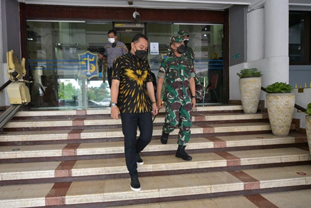 Wali Kota Surabaya Eri Cahyadi menerima kedatangan Pangdam V/Brawijaya Mayor Jenderal (Mayjen) TNI Nurchahyanto.