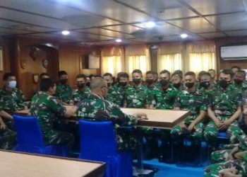 Pertemuan Komandan KRI Arun-903, Kolonel Laut (P) Agus Haryanto, kepada seluruh ABK di lounge room KRI Arun-903.