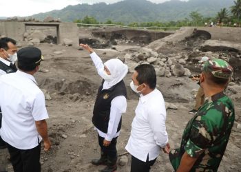 Gubernur Jawa Timur Khofifah Indar Parawansa meninjau dampak banjir lahan dingin di Daerah Aliran Sungai (DAS) yang berhulu di puncak Gunung Semeru yang mengakibatkan jembatan DAM di Dusun Sumberlangsep, Desa Jugosari, Kecamatan Candipuro, Kabupaten Lumajang yang putus.