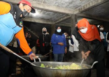 Gubernur Jawa Timur, Khofifah Indar Parawansa ikut memasak saat meninjau dapur umum lapangan di Desa Candipuro, Kecamatan Candipuro, Lumajang.