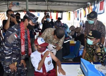 Pelaksanaan vaksinasi Covid-19 bagi siswa Sekolah Dasar (SD) yang berusia 6 hingga 11 tahun di Semarang yang dilaksanakan di geladak helly KRI Surabaya-591. KRI ini sandar di Pelabuhan Tanjung Mas.