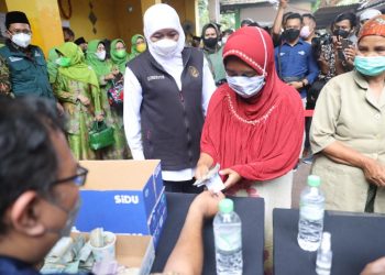 Pemerintah Provinsi Jawa Timur menggelar operasi pasar minyak goreng di halaman TK Al Ahmad, Magersari, Kabupaten Sidoarjo.