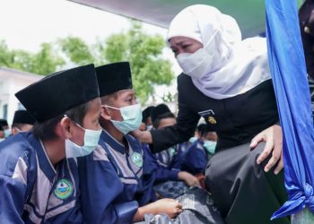 Gubernur Jawa Timur Khofifah Indar Parawansa menyapa santri dalam peresmian MTs Plus Sabilun Najah Bojonegoro.