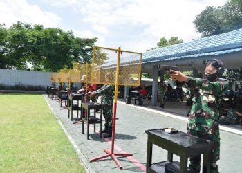 Para prajurit Korps Wanita Angkatan Laut (Kowal) di jajaran Koarmada II melakukan latihan menembak lapangan Tembak Ambalat Koarmada II.