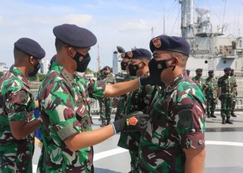 Prosesi sertijab Komandan KRI Teluk Ende (TLE)-517 dari Letkol Laut (P) Imam Ibnu Hajar ke Letkol Laut (P) Marta Novalianto.