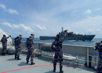 KRI Diponegoro-365 dan RSN (Republic of Singapore Navy) diwakili oleh RSS Endeavour-210 melakukan latihan bersama.
