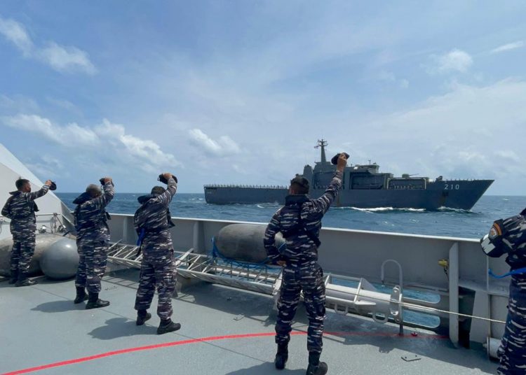 KRI Diponegoro-365 dan RSN (Republic of Singapore Navy) diwakili oleh RSS Endeavour-210 melakukan latihan bersama.