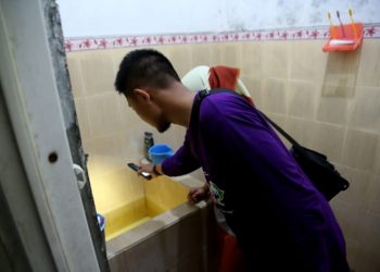 Pemantauan jentik nyamuk di bak kamar mandi perlu dilakukan secara rutin untuk mengantisipasi demem berdarah.
