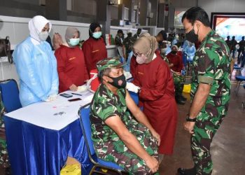 Pelaksanaan vaksinasi booster bagi prajurit dan PNS, juga Jalasenastri Koarmada II di Gedung Panti Tjahaya Armada (PTA) markas Koarmada II.