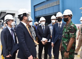 Pangkoarmada II Laksda TNI Dr. Iwan Isnurwanto bersama Minister of Defense Acquisition Program Administration (DAPA) Republic Of Korea (ROK) meninjau galangan kapal selam di PT PAL Indonesia.