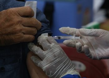 Pelaksanaan vaksinasi booster atau dosis ketiga yang dilaksanakan Dinas Kesehatan Pemkot Surabaya. Selain di puskesmas, juga dilayani vaksinasi door to door.