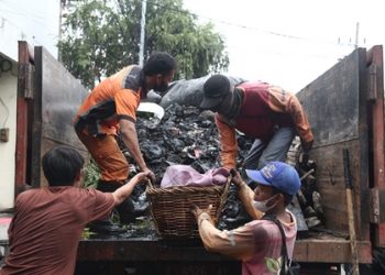 Sebagai antisipasi demam berdarah, seluruh warga Surabaya diinstruksikan melakukan kerja bakti massal pada Minggu (30/1). Pemkot Surabaya menyiapkan 2.000 karung per kecamatan.