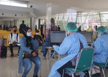Pekerja Migran Indonesia tiba di Terminal 2 Internasional Juanda langsung dilakukan swab PCR.
