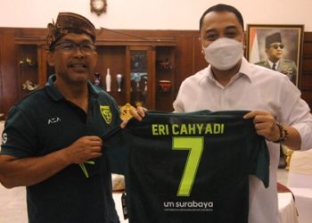 Pelatih Persebaya Aji Santoso memberikan jersey dengan nomor punggung 7 dan bertuliskan Eri Cahyadi.