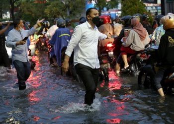Wali Kota Surabaya Eri Cahyadi turun langsung mengecek dan mencari solusi atas banjir yang terjadi Jumat (7/1) lalu.