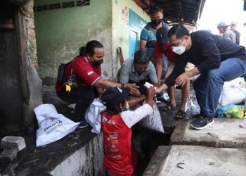 Wali Kota Surabaya Eri Cahyadi turun langsung dan membantu warga melakukan kerja bakti.