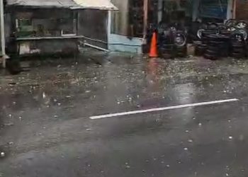 Tangkapan layar hujan es yang terjadi di kawasan Lakarsantri Surabaya beberapa waktu lalu.