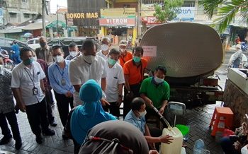 Menteri Perdagangan (Mendag) Muhammad Lutfi saat melakukan kunjungan kerja ke Pasar Tambahrejo, Surabaya, memantau distribusi minyak goreng curah.