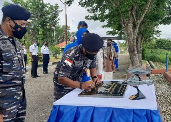 Penandatanganan prasasti oleh Komandan Lanudal Kupang Letkol Laut (E) Nasrul Azharudin.