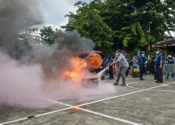 Dinas Pemadam Kebakaran dan Penyelamatan (DPKP) serta TP PKK Surabaya memberikan pembekalan tanggap bencana kebakaran kepada calon Kader Madagaskar di Balai RW II Rungkut Jaya, Kelurahan Wonorejo, Kecamatan Rungkut.