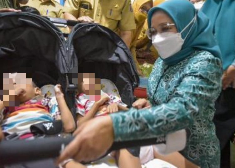 Ketua Tim Penggerak (TP) PKK Surabaya Rini Indriyani mengajak komunikasi Ricko Arya Putra Hardianto dan Ricki Arya Putra Hardianto, dua bocah yang mengalami kelumpuhan otak (cerebral palsy).