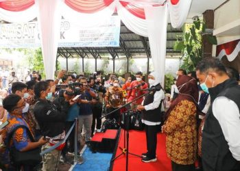 Gubernur Jawa Timur Khofifah Indar Parawansa dalam satu kesempatan door stop dengan awak media massa.