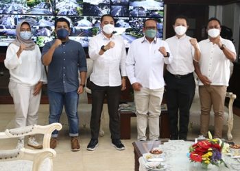 Wali Kota Surabaya Eri Cahyadi berfoto bersama usai melakukan audiensi Himpunan Pengusaha Muda Indonesia (HIPMI) Kota Surabaya.