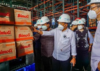 Wakil Wali Kota Surabaya Armuji saat berkunjung ke salah satu produsen minyak goreng di Jalan Tembaga, Kelurahan Perak Barat, Kecamatan Krembangan, Surabaya.