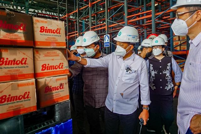 Wakil Wali Kota Surabaya Armuji saat berkunjung ke salah satu produsen minyak goreng di Jalan Tembaga, Kelurahan Perak Barat, Kecamatan Krembangan, Surabaya.