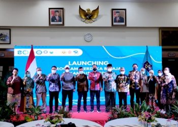 Launching program Merdeka Belajar di Kampus Merdeka (MKBM) di lobby lantai 2 Balai Kota Surabaya.