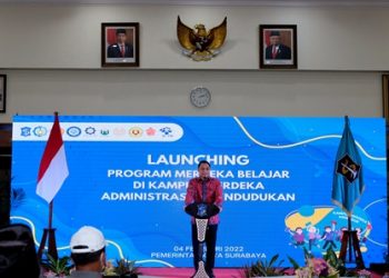 Wali Kota Surabaya Eri Cahyadi dalam launching program Merdeka Belajar di Kampus Merdeka (MKBM) di lobby lantai 2 Balai Kota Surabaya.
