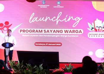 Wali Kota Surabaya Eri Cahyadi dalam launching aplikasi Sayang Warga atau Sistem Layanan Pendampingan dan Perlindungan warga Kota Surabaya di Taman Jangkar, Kecamatan Jambangan.