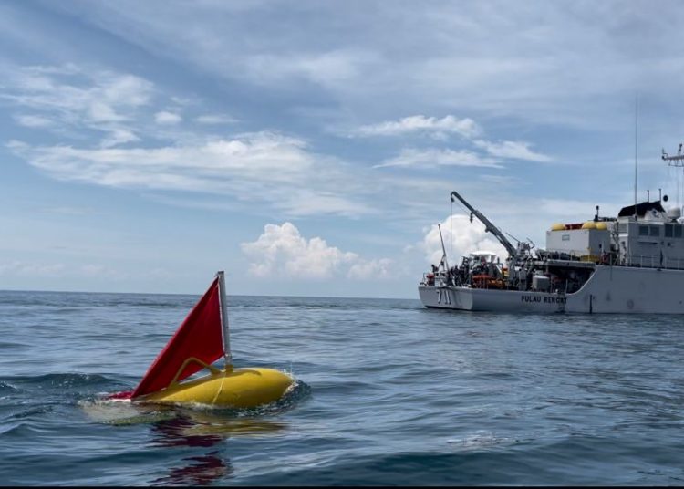 Prajurit KRI Pulau Rengat-711 berhasil memutus rantai ranjau jangkar sehingga bola ranjau mengapung ke permukaan laut.