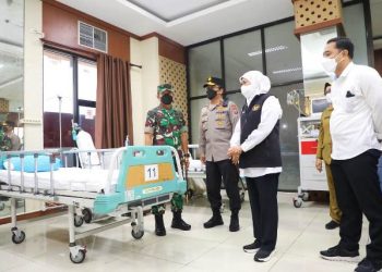 Gubernur Jawa Timur Khofifah Indar Parawansa  bersama Forkopimda Jatim, didampingi Wali Kota Surabaya Eri Cahyadi meninjau isoter di Asrama Haji Sukolilo dan Rumah Sakit Darurat Lapangan Tembak Surabaya.