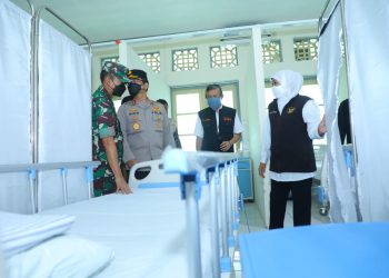 Gubernur Jawa Timur Khofifah Indar Parawansa saat mengunjungi Rumah Sakit Lapangan Ijen Boulevard (RSLIB).