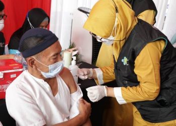 Pelaksanaan vaksinasi untuk lansia. Pasien Covid-19 di Jawa Timur didominasi tanpa gejala atau gejala ringan, tapi rata-rata mereka yang dirawat dengan gejala sedang dan berat adalah lansia dan komorbid.