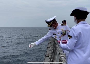 Komandan KRI Diponegoro-365 Letkol Laut (P) Adam Tjahya melaksanakan upacara tabur bunga tepat di titik tenggelamnya kapal selam KRI Nanggala 402 di Laut Bali.