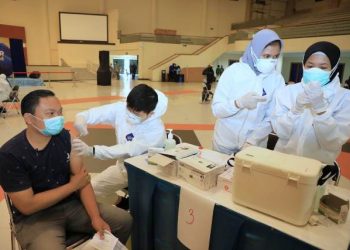 Pelaksanaan vaksinasi booster yang digelar di gedung Airlangga Convention Center Surabaya.