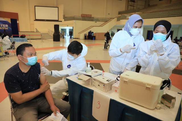 Pelaksanaan vaksinasi booster yang digelar di gedung Airlangga Convention Center Surabaya.