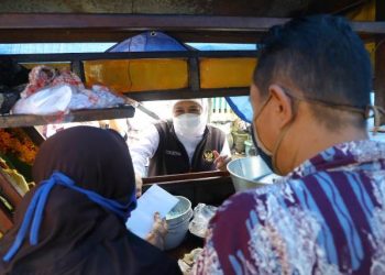 Gubernur Jatim Khofifah Indar Parawansa di sela menyerahkan Zakat Produktif untuk stimulus modal usaha bagi para pelaku usaha ultra mikro dari Badan Amil Zakat Nasional (Baznas) Jatim di Surabaya.