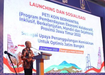Penjabat (Pj.) Sekdaprov Jatim Wahid Wahyudi bersama melaunching Program Pemberdayaan Ekonomi Kolaboratif, Inklusif, Berkelanjutan, Mandiri dan Sejahtera (Peti Koin Bermantra) di di Ballroom Shangrilla Hotel, Surabaya.