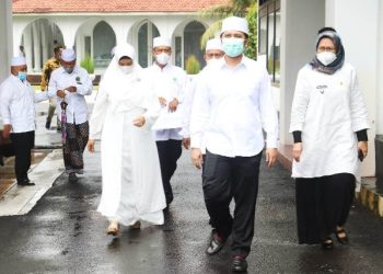 Wakil Gubernur Jawa Timur Emil Elestianto Dardak di Pendapa Kabupaten Lumajang untuk mengukuhkan Pengurus Daerah Ikatan Persaudaraan Haji Indonesia (IPHI) dan Majelis Taklim Perempuan (MTP).