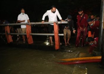 Wali Kota Surabaya Eri Cahyadi memimpin penanganan banjir di salah satu kawasan di Surabaya.