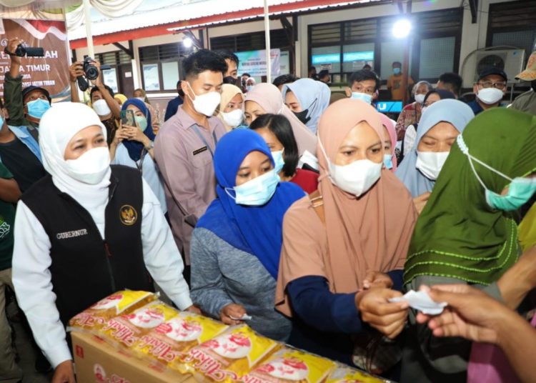 Gubernur Jawa Timur Khofifah Indar Parawansa melakukan inspeksi terhadap penerapan kebijakan Harga Eceran Tertinggi (HET) minyak goreng yang diberlakukan per 1 Februari 2022 dalam operasi pasar di halaman kantor UPT Bapenda di Kabupaten Tuban.